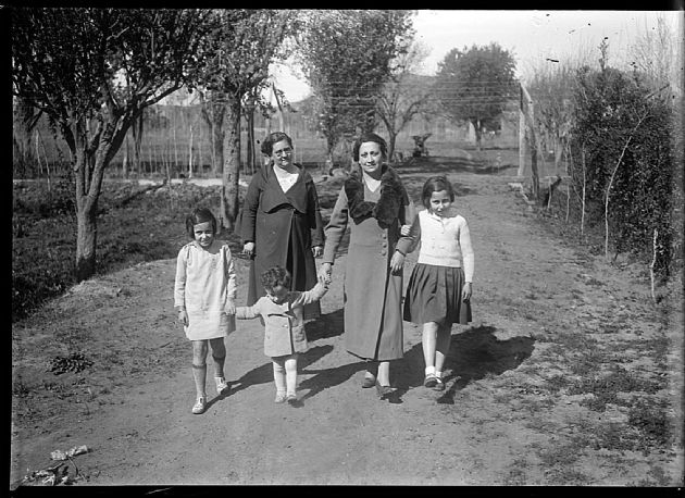 Familia en paisaje rural