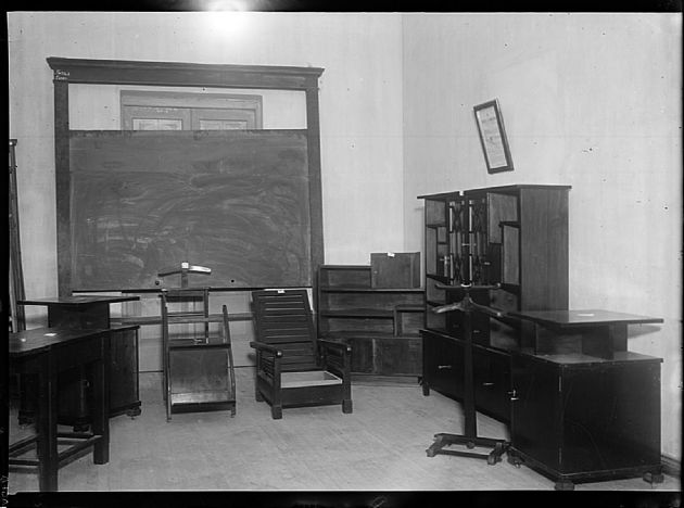 Muebles y Útiles Escolares