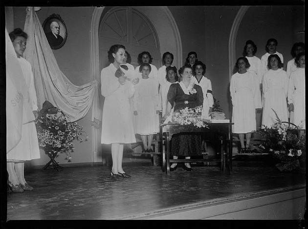 Acto en Esc. Paula Domínguez de Bazán