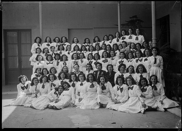 Alumnas  y Docentes de la Esc. Paula Domínguez de Bazán