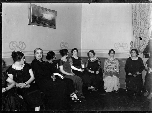 Damas en reunión social