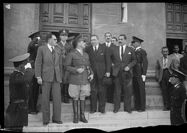 Funcionarios en el atrio de la Iglesia Catedral