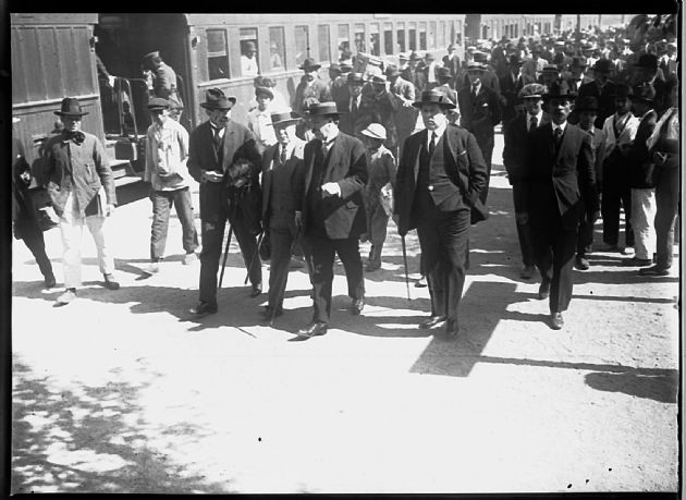 El Dr. Carlos Alric en la Estación de Trenes