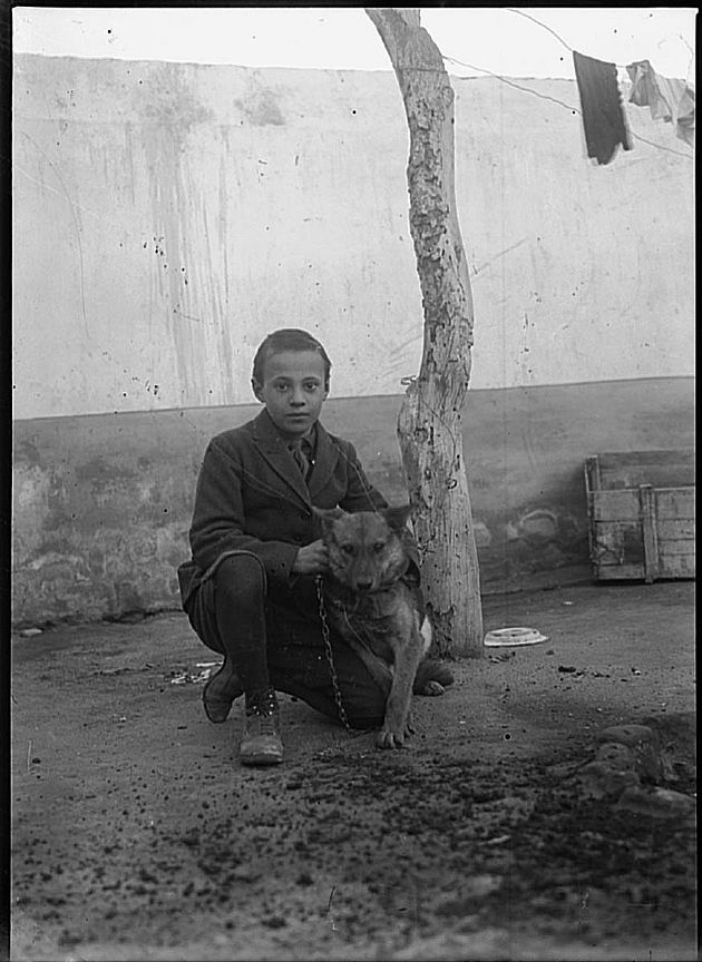 Niño y su Perro.