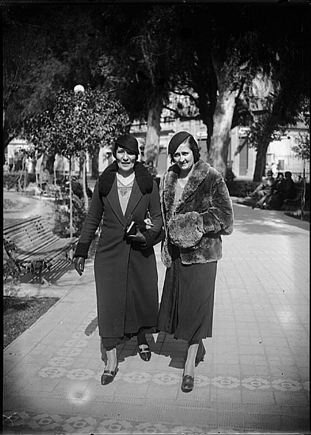 Damas Saliendo de la Iglesia III