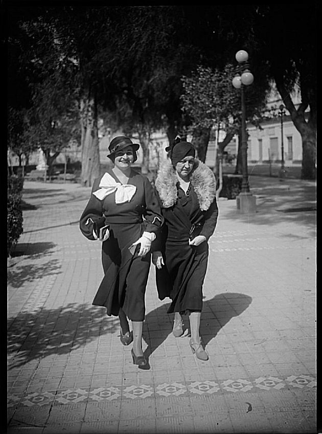 Damas Saliendo de la Iglesia II