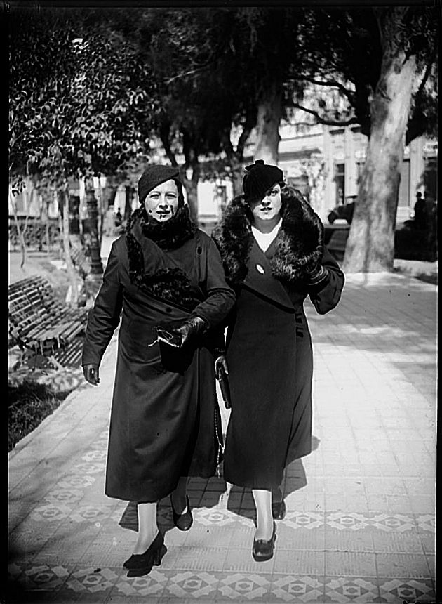 Damas saliendo de la Iglesia I