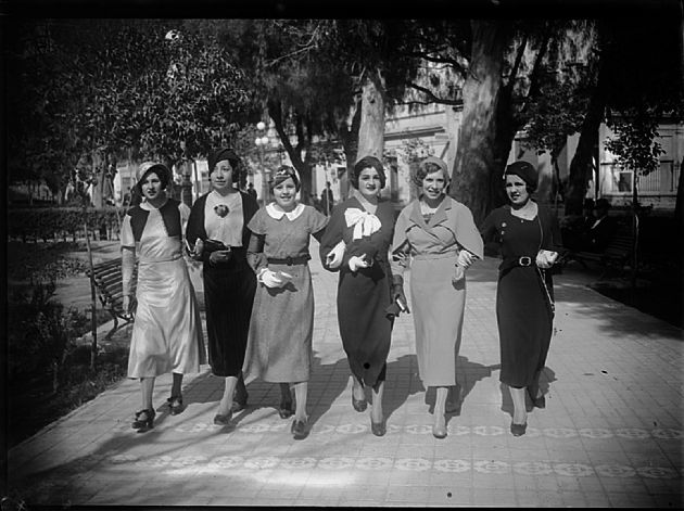 Señoritas Paseando