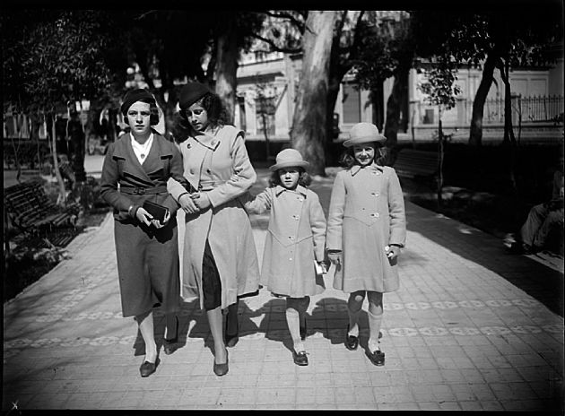 Jovencitas por la plaza