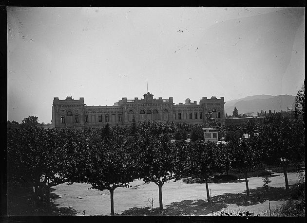 Vista del Edificio de Ex- Casa de Gobierno y Plaza Independencia