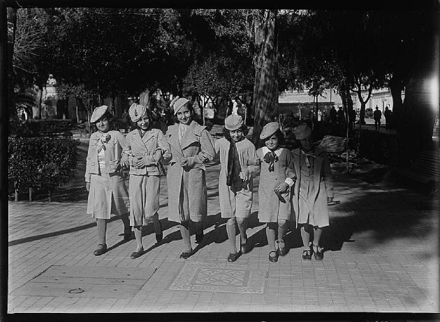 Niñas en Plaza Pringles