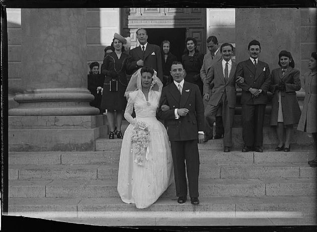 Novios en el atrio de la iglesia