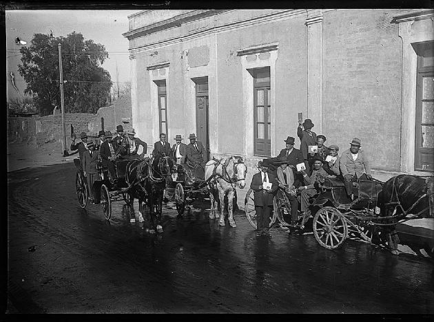 Hombres en coche de plaza
