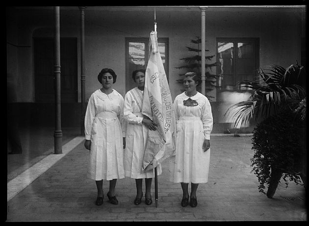 Abanderada de la Escuela Paula Domínguez de Bazán