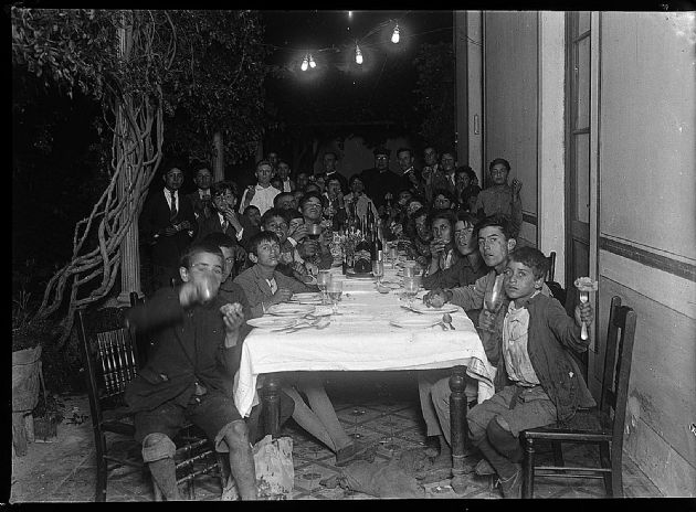 Niños con Monseñor Segundo Abraham Ponce
