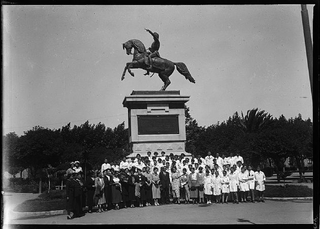 Al Pie de la Estátua