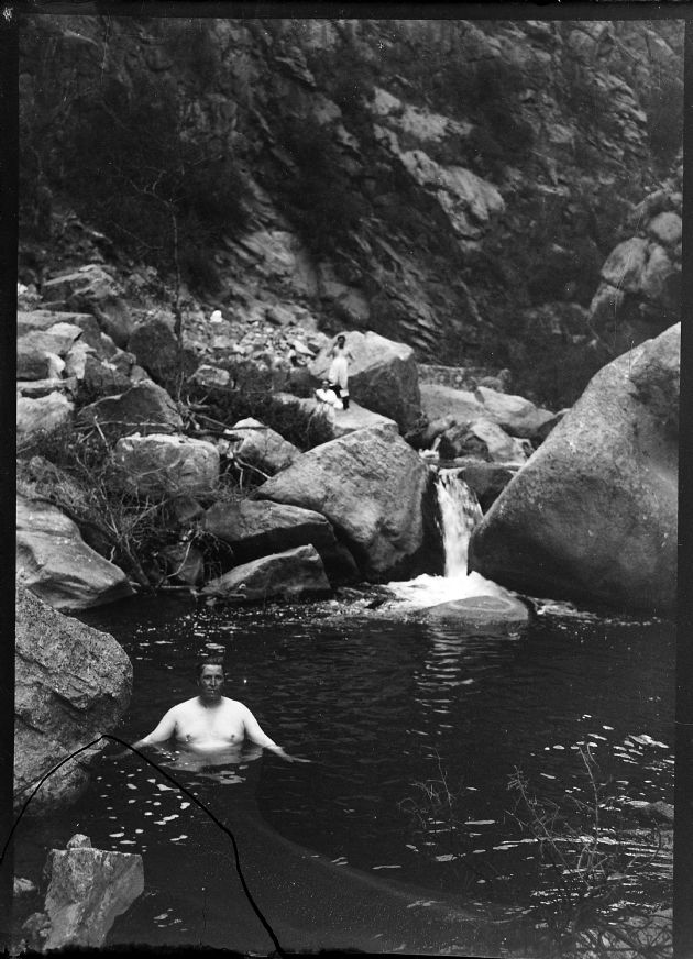 Baño en el Rio.-