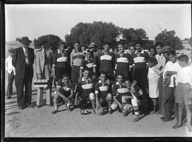 FOTO DEL PLANTEL DE JUGADORES DEL CLUB DEPORTIVO PRINGLES
