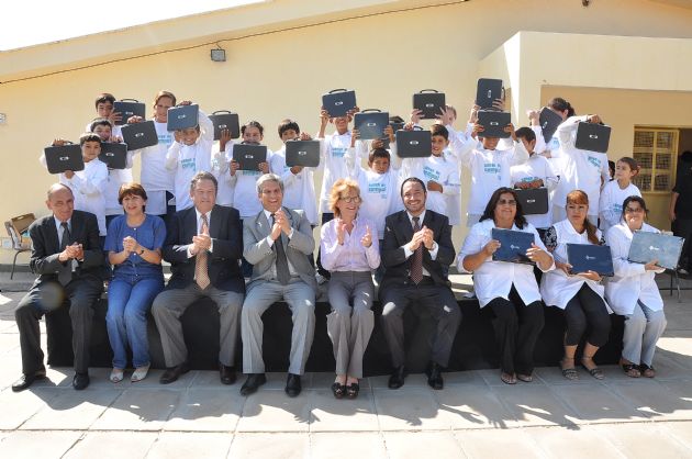 Entrega de computadoras a los alumnos de El Caldén