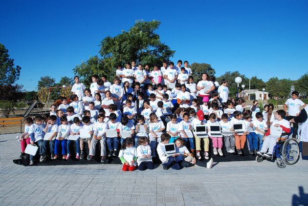 Entrega de computadoras a los alumnos de Anchorena