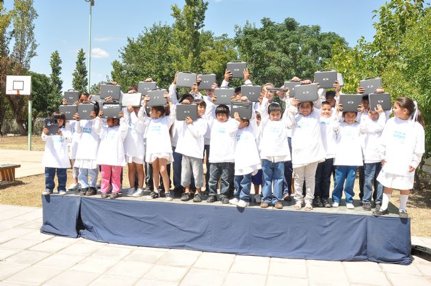 Entrega de computadoras a los alumnos de San Miguel