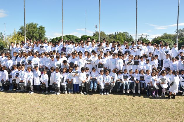 Entrega de computadoras a los alumnos de Fraga