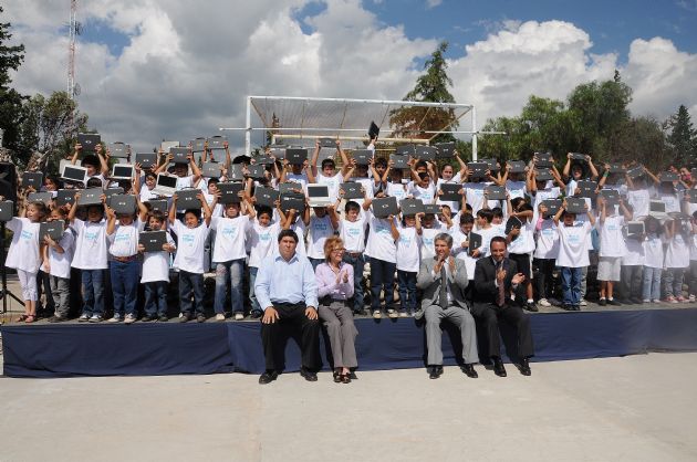 Entrega de computadoras a los alumnos de Nogolí