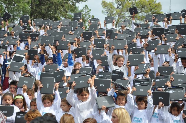 Entrega de computadoras a los alumnos de Buena Esperanza