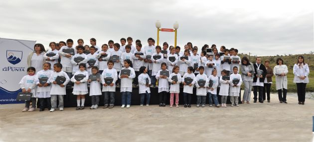 Entrega de computadoras a los alumnos de Paso Grande