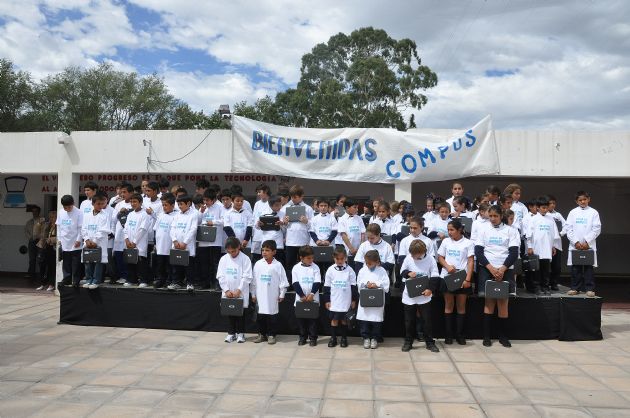 Entrega de computadoras a los alumnos de La Angelina