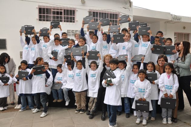 Entrega de computadoras a los alumnos de Potrerillos