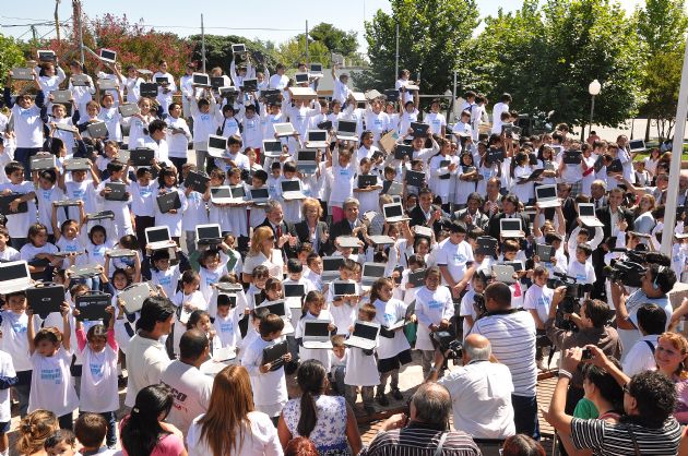 Entrega de computadoras a los alumnos de Tilisarao