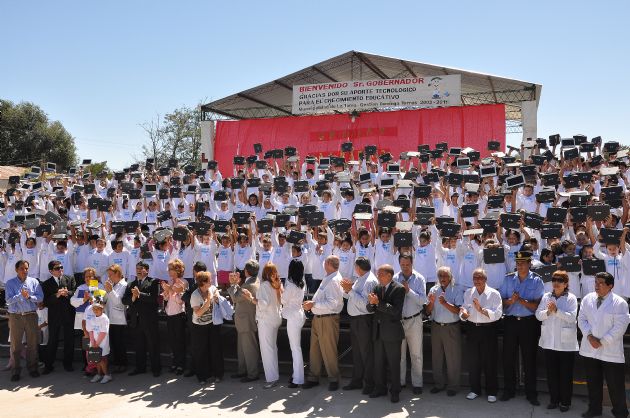 Entrega de computadoras a los alumnos de La Toma