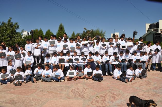 Entrega de computadoras a los alumnos de Villa del Carmen
