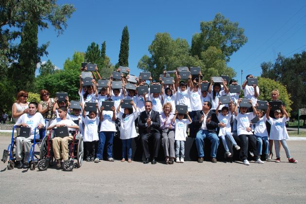 Entrega de computadoras a los alumnos de Leandro N. Alem