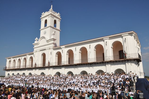 Entrega de computadoras a los alumnos de La Punta