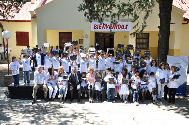 Entrega de computadoras a los alumnos de La Totora
