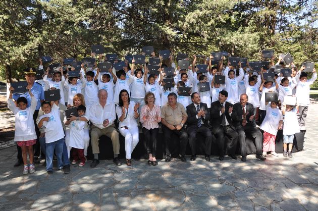 Entrega de computadoras a los alumnos de Saladillo