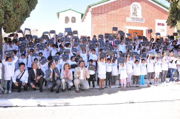Entrega de computadoras a los alumnos de Villa Larca
