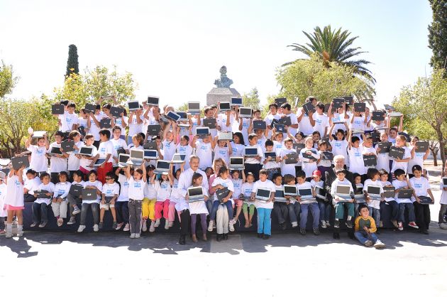 Entrega de computadoras a los alumnos de Cortaderas