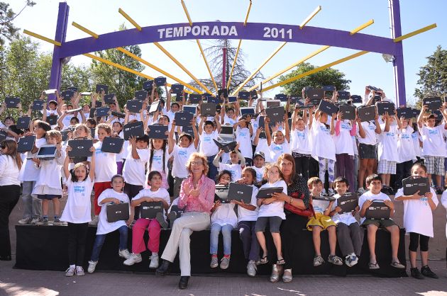 Entrega de computadoras a los alumnos de Carpintería