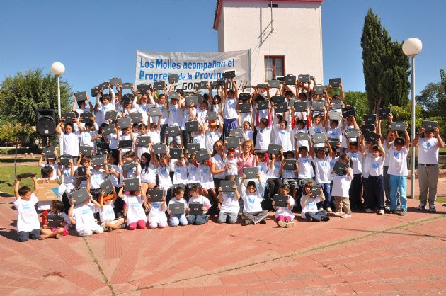 Entrega de computadoras a los alumnos de Los Molles