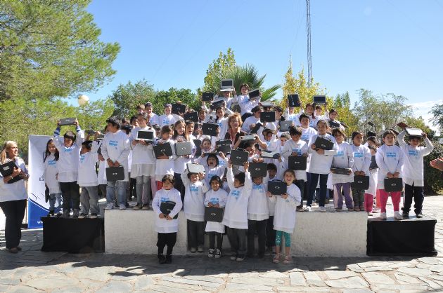 Entrega de computadoras a los alumnos de Batavia