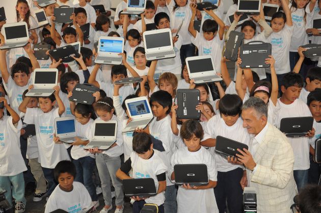 Entrega de computadoras a los alumnos de Beazley