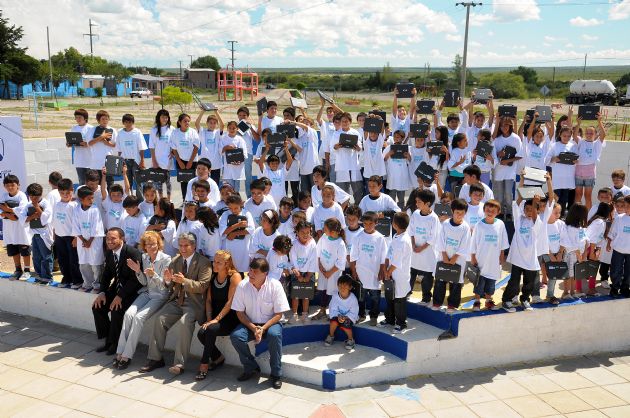 Entrega de computadoras para los alumnos de La Calera