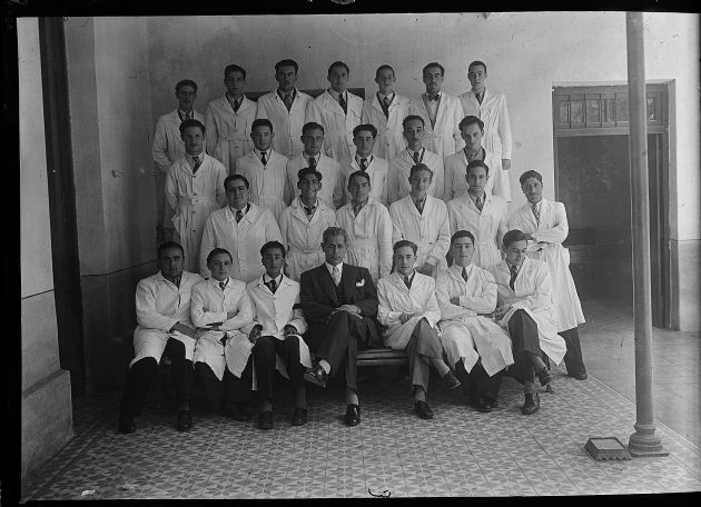 ALUMNOS JUNTO A SU MAESTRO