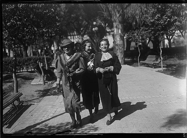 DE PASEO POR LA PLAZA II