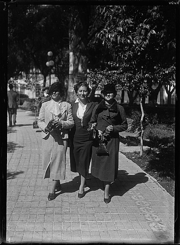 DAMAS PASEANDO POR PLAZA PRINGLES