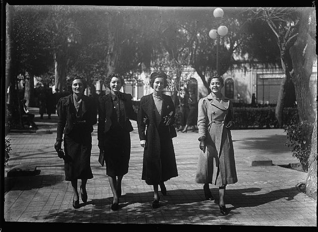 Señoritas Paseando por la Plaza