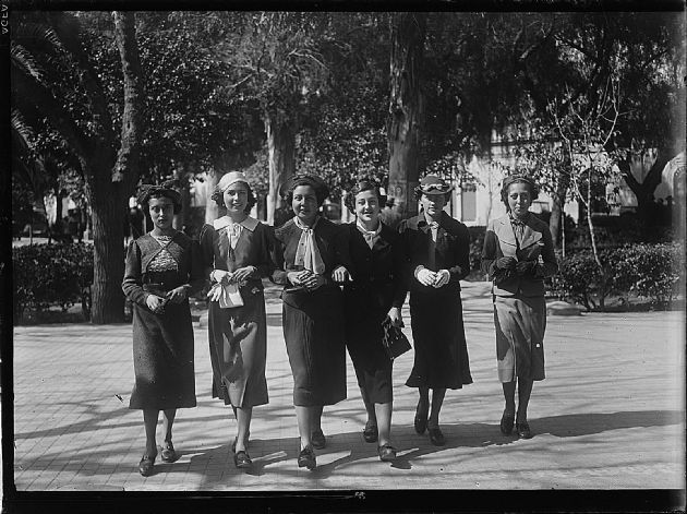 Damas Paseando